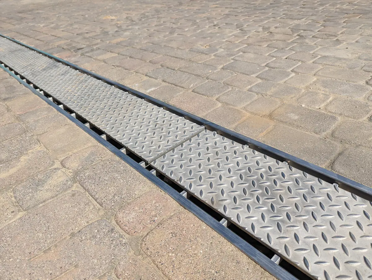 Edelstahl-Entwässerungskanal mit geriffelter Abdeckung für Gartenarchitektur