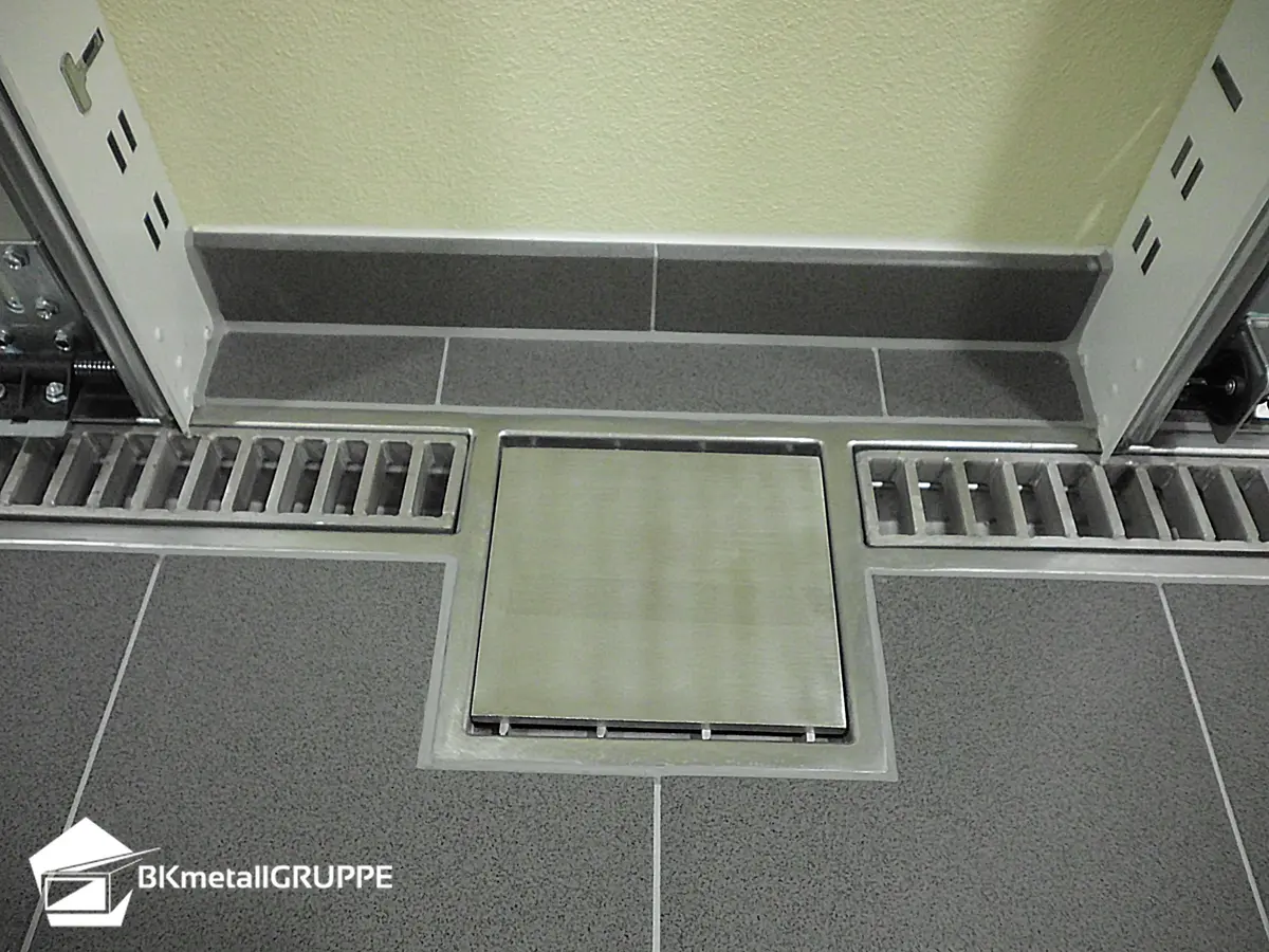 Garagen-Rinnenkanal mit Leiterabdeckung und Einlauf mit Plattenabdeckung