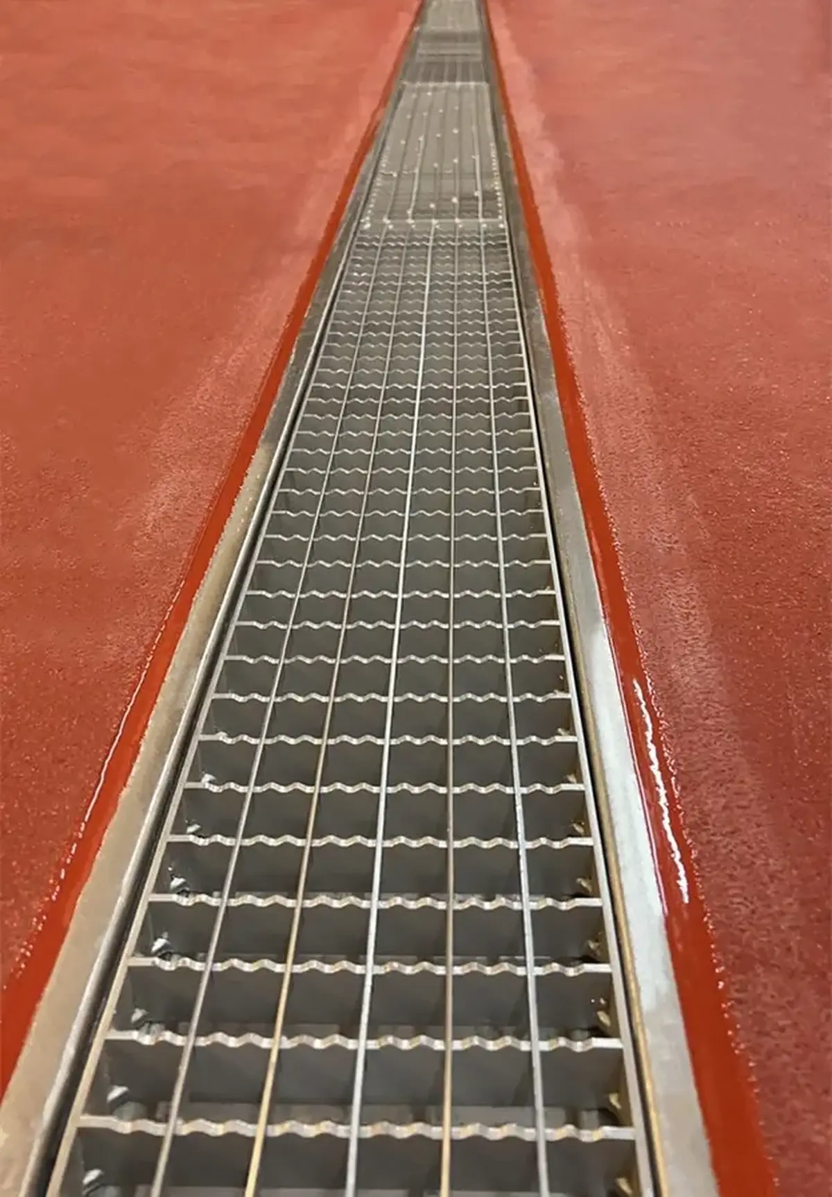 Entwässerungsrinnen mit rutschfester Abdeckung für Getränkeabfüllanlagen