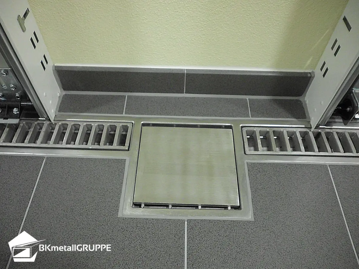 Garagen-Entwässerungsrinnen aus Edelstahl mit Einlauf 250x250mm