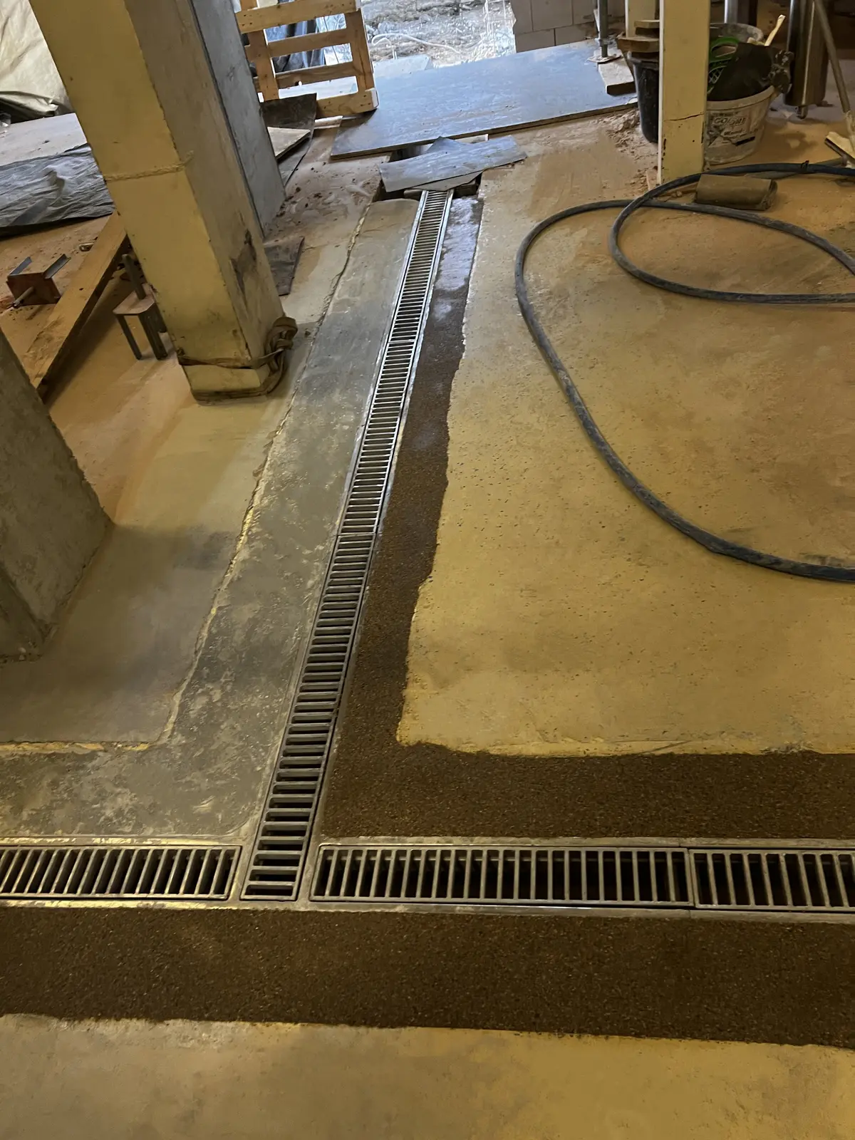 Montage eines Entwässerungskanals mit Leiterabdeckungen 25x8mm