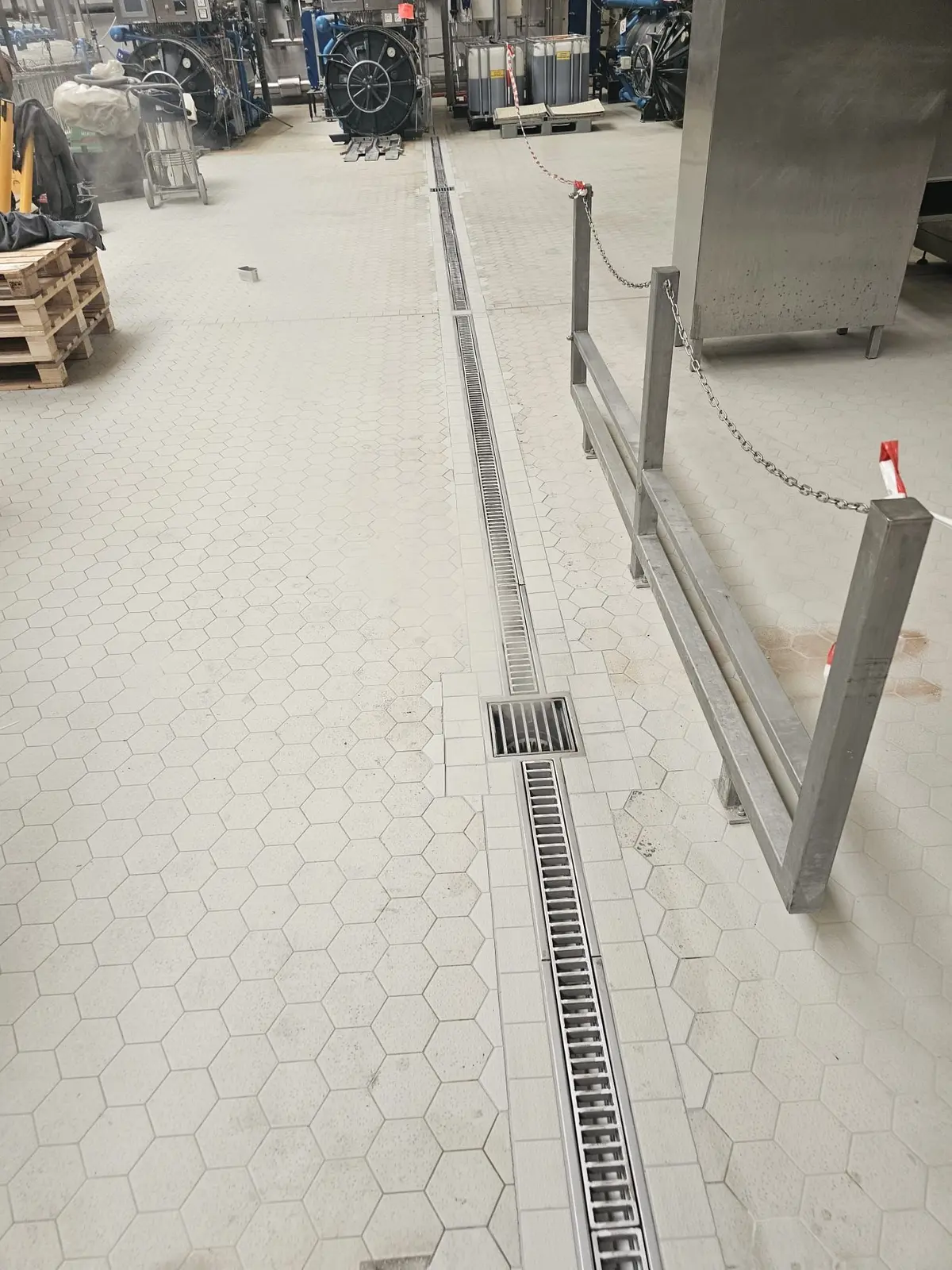 Renovierung von Industrieböden mit Keramikfliesen und Installation eines Entwässerungskanals - Brauerei