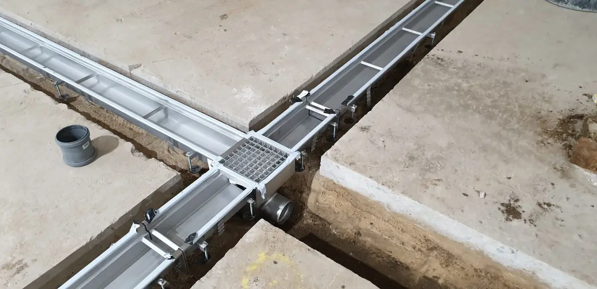 Bodenrenovierungen - Installation von Entwässerungsrinnen mit Heavy-Duty-Leiterabdeckungen