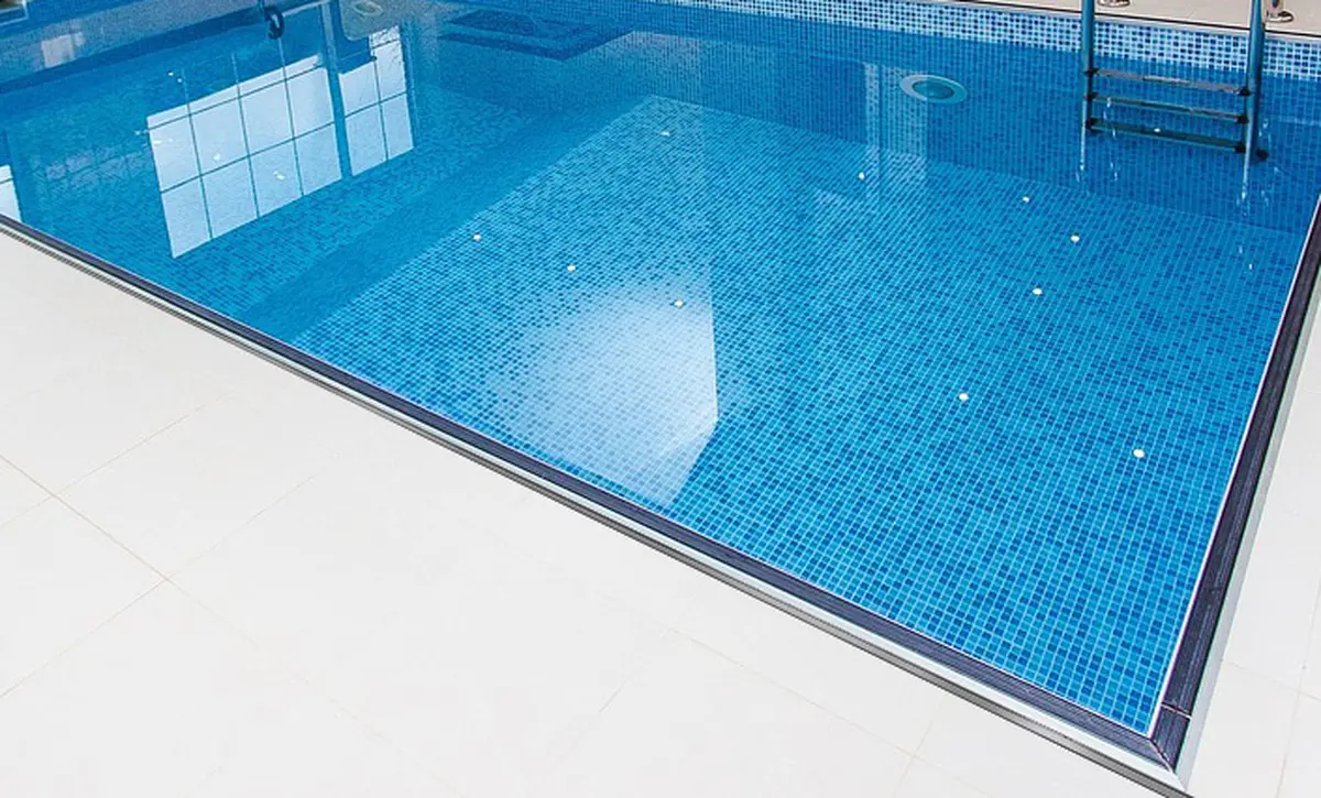 Edelstahl-Schlitzrinne für Schwimmbäder und Wasserparks