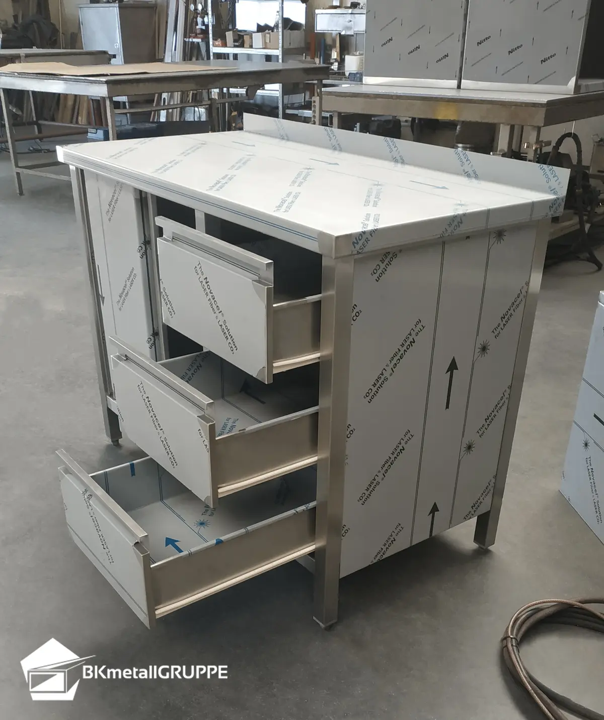 Edelstahl-Schrank mit Schubladen und Regal