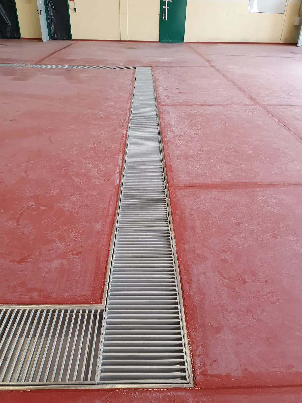 Industrie-Rinnenkanal mit Leiterabdeckung