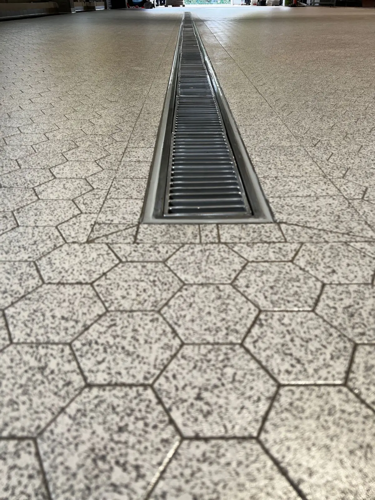Entwässerungskanal mit einer Breite von 200 mm und Leiterabdeckung in einer deutschen Brauerei