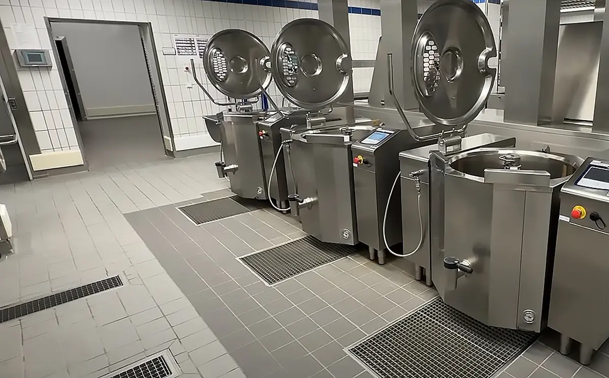 Industrieböden ausgestattet mit rostfreien Entwässerungswannen und Rinnenkanälen