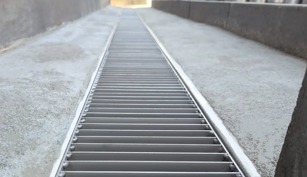 Rinnenkanal aus Edelstahl mit Leiterabdeckung für öffentliche Bereiche