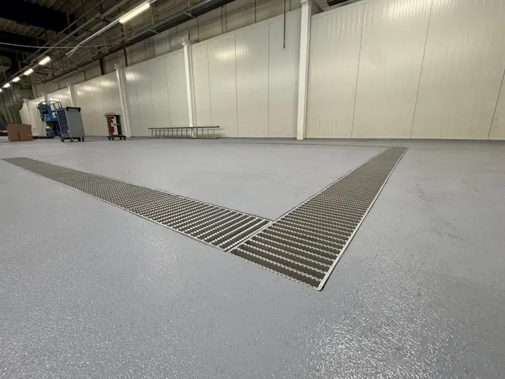 Rinnenkanal mit einer Breite von 300 mm und Gitterabdeckung in einer Arzneimittelfabrik